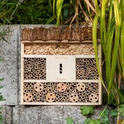 Insektenhotel Mit Flachdach Aufhängung Ganzjährig Bewohnbar Holz 10 Insektenhotel Mit Flachdach Aufhängung Ganzjährig Bewohnbar Holz -Gartenwelt Verkauf 10038031 yy 0002 logo